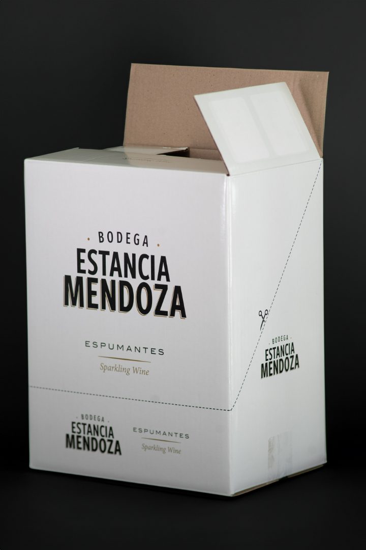 Caja de cartón corrugado blanco impresa para los espumantes de Bodega Estancia Mendoza