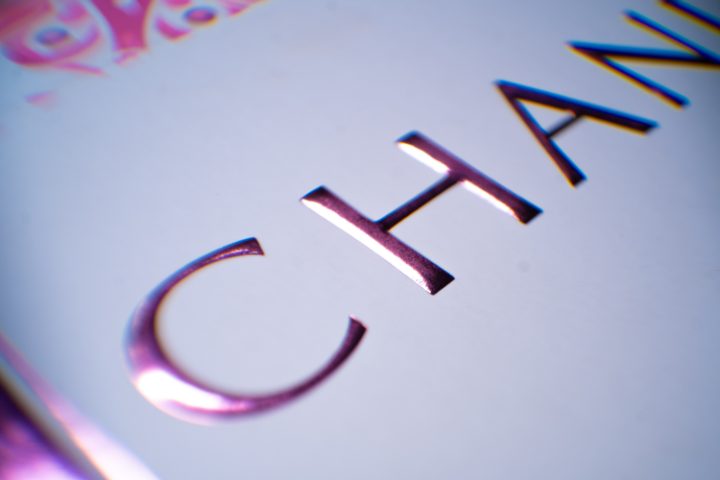 Detalle de foil holográfico sobre la tipografía de un estuche de Chandon