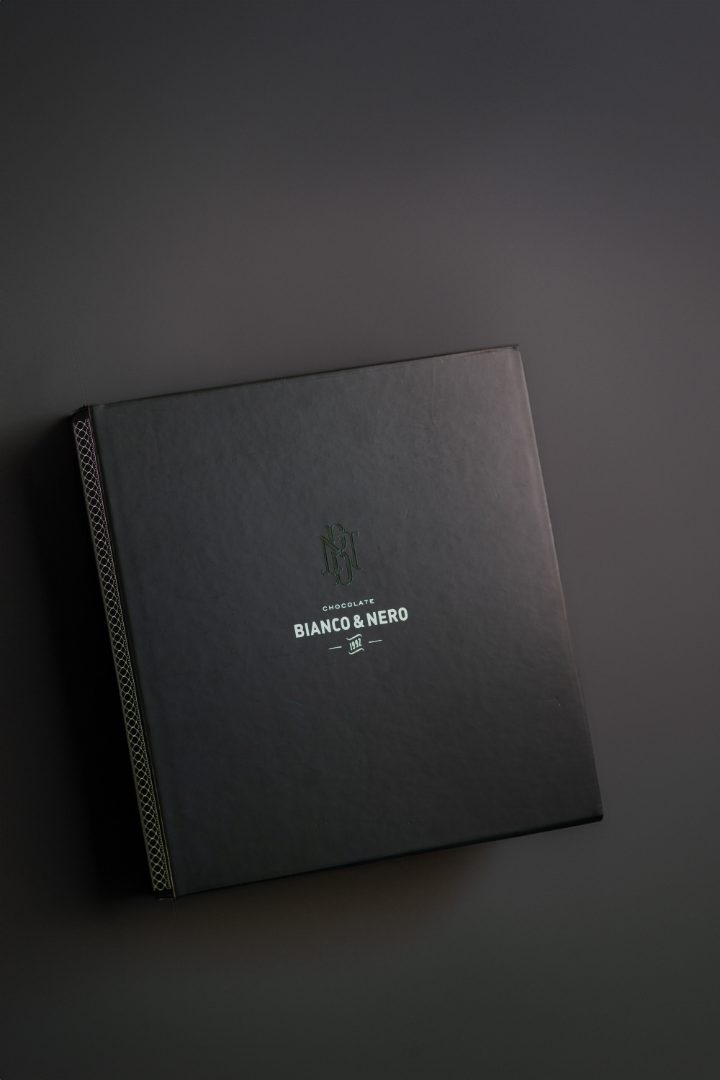 Estuche negro de Bianco & Nero con troquelado calado en el borde