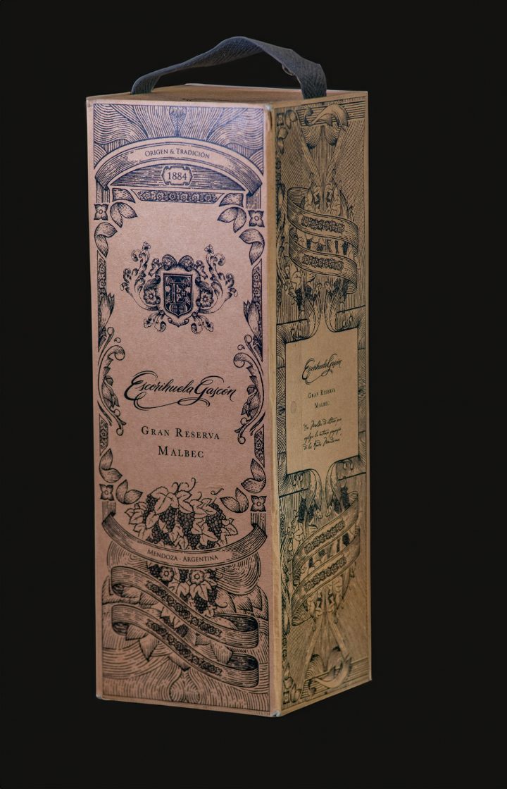 Estuche de Escorihuela Gascón Gran Reserva Malbec con ilustración grabada en tono cobre