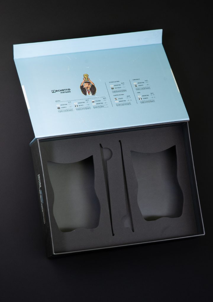 Estuche celeste de Ferchetto abierto, con cuna interior troquelada para dos piezas
