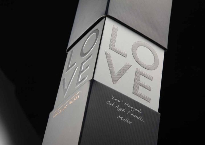 Estuche del vino LOVE de Finca Las Moras, con el nombre en relieve en seco sobre cartulina gris