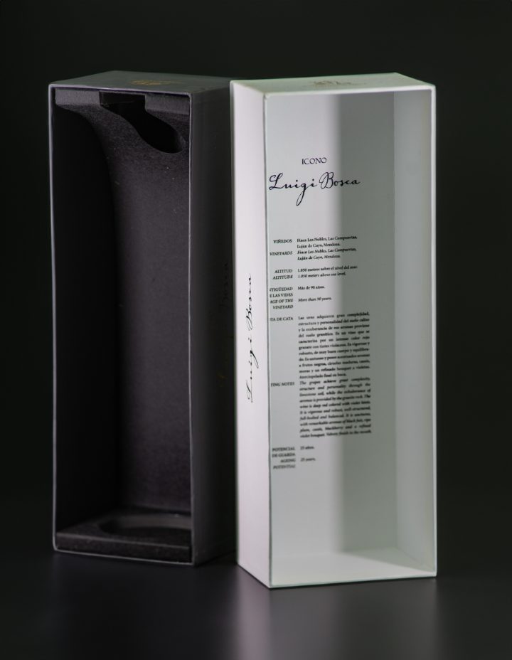 Estuche de Luigi Bosca abierto, mostrando el interior forrado y el texto impreso