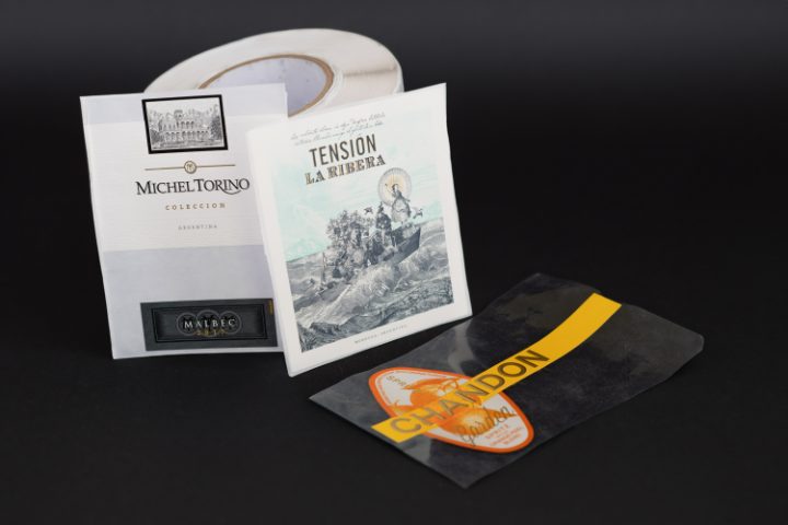 Etiquetas de Miguel Torres, Tensión La Ribera y Chandon sobre fondo negro